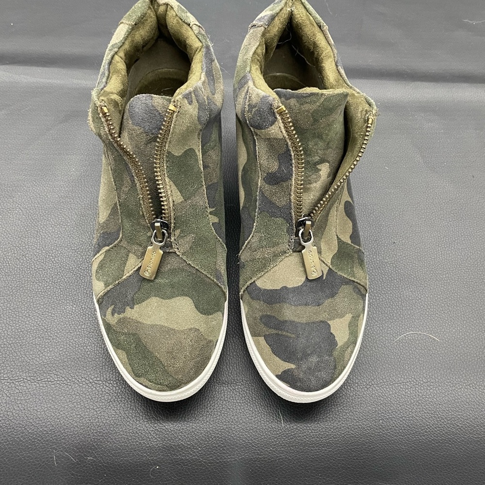 EUC waterproof leather booties from Blondo